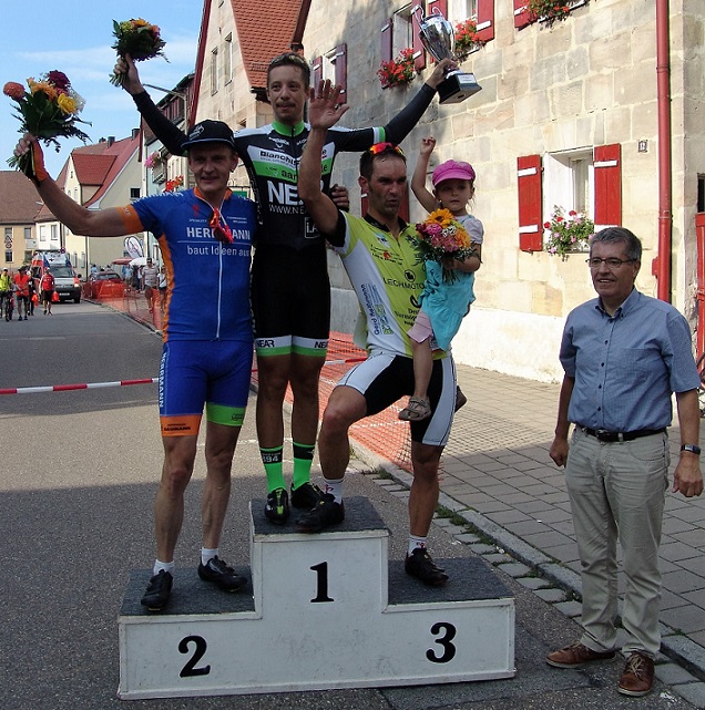 Die Siegerehrung des Hauptrennens der Männer nahm als erster Gratulant Altdorfs Erster Bürgermeister Erich Odörfer rechts im Bild vor